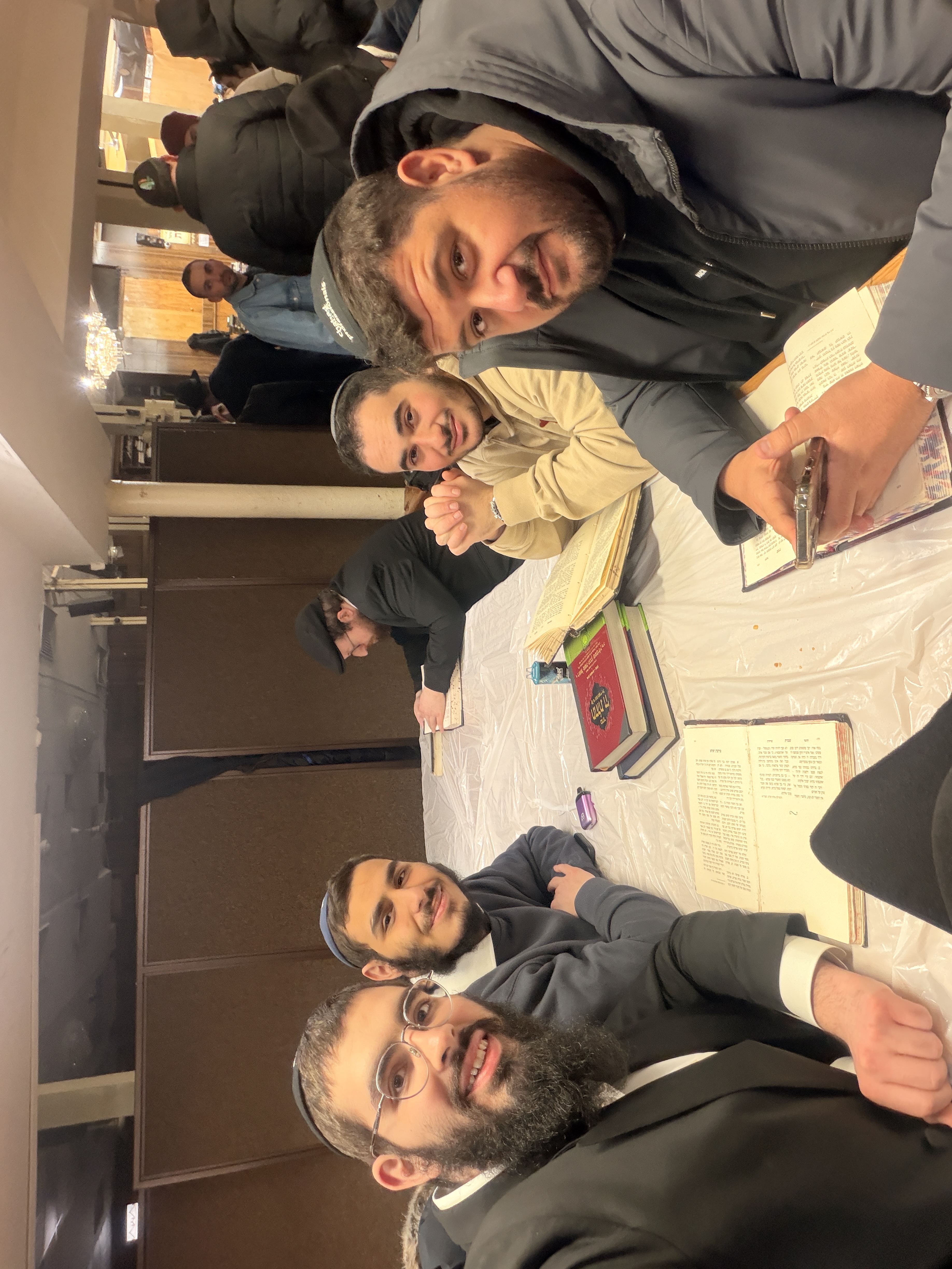 Jeunes professionnels célébrant un Chabbat ensemble