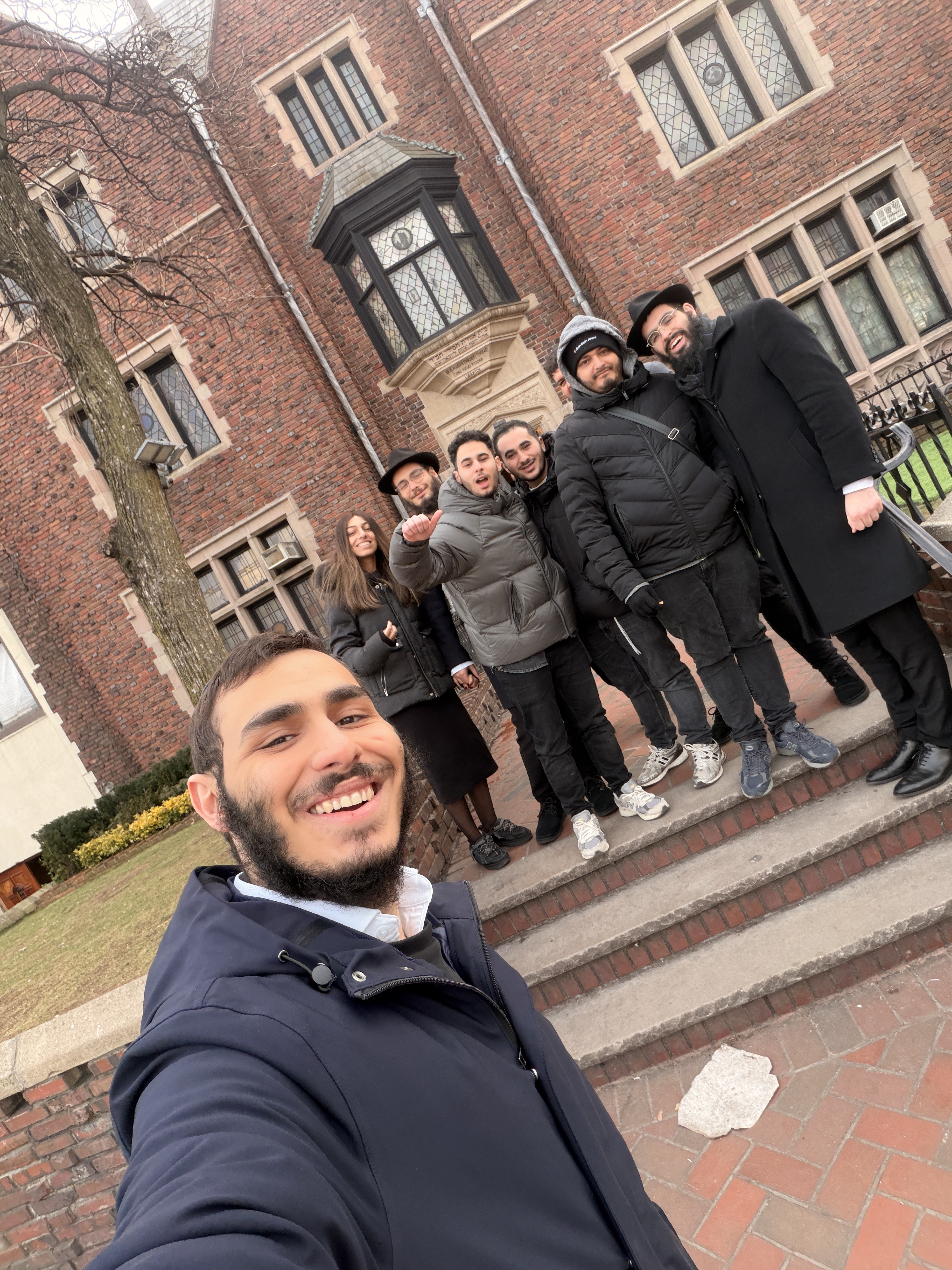 Jeunes professionnels célébrant un Chabbat ensemble