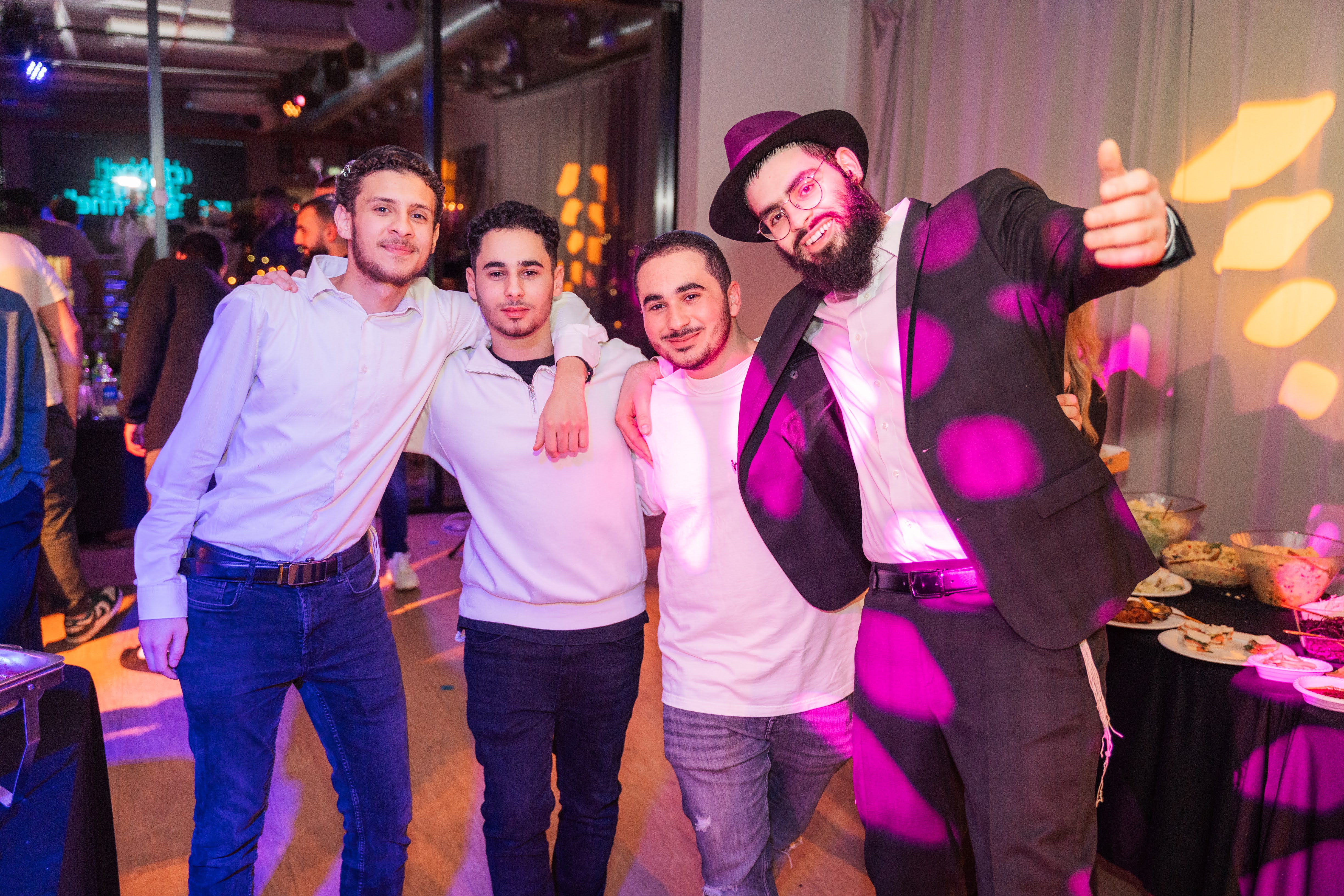 Jeunes professionnels célébrant un Chabbat ensemble