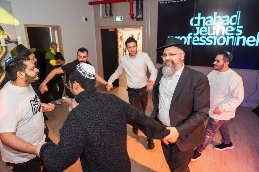 Jeunes professionnels célébrant un Chabbat ensemble