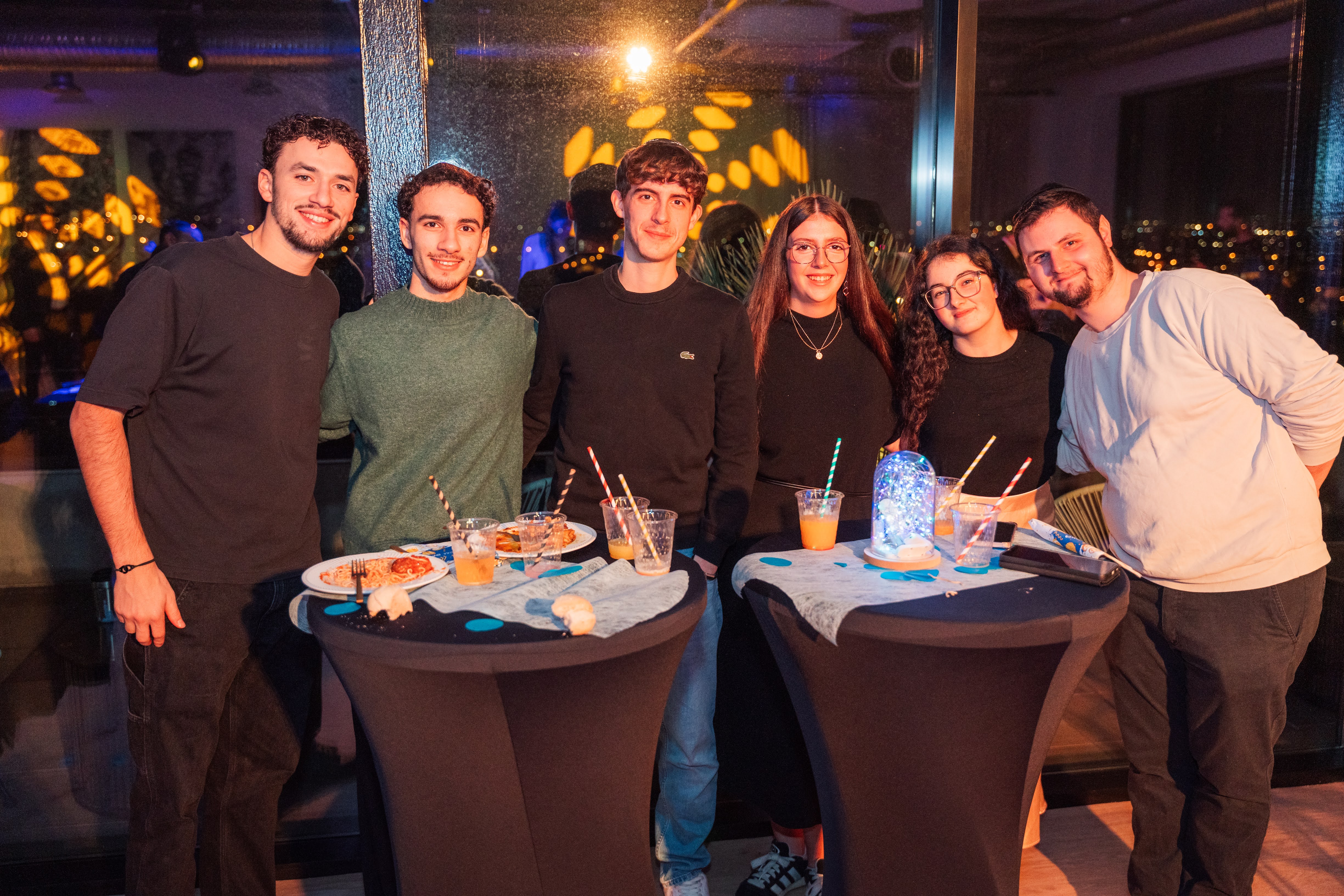 Jeunes professionnels célébrant un Chabbat ensemble