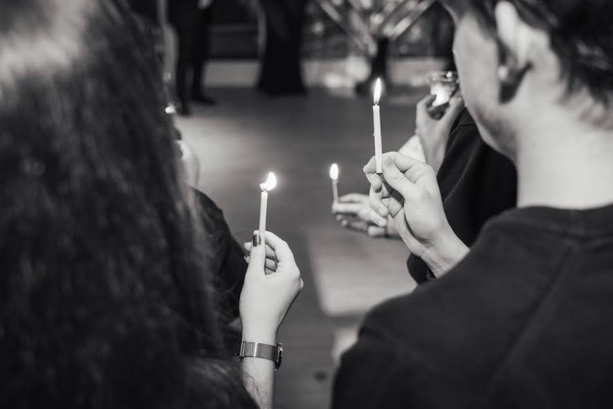 Jeunes professionnels célébrant un Chabbat ensemble
